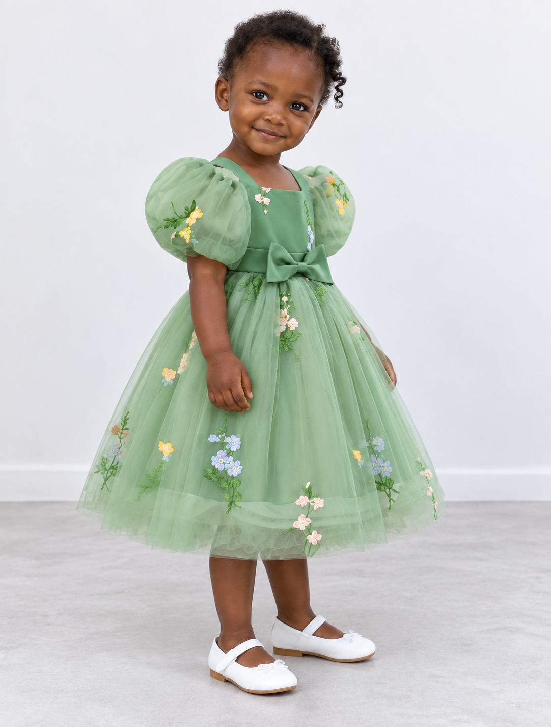 Détail de Robe Sauge Fleurs Brodées (6 mois à 3 ans)