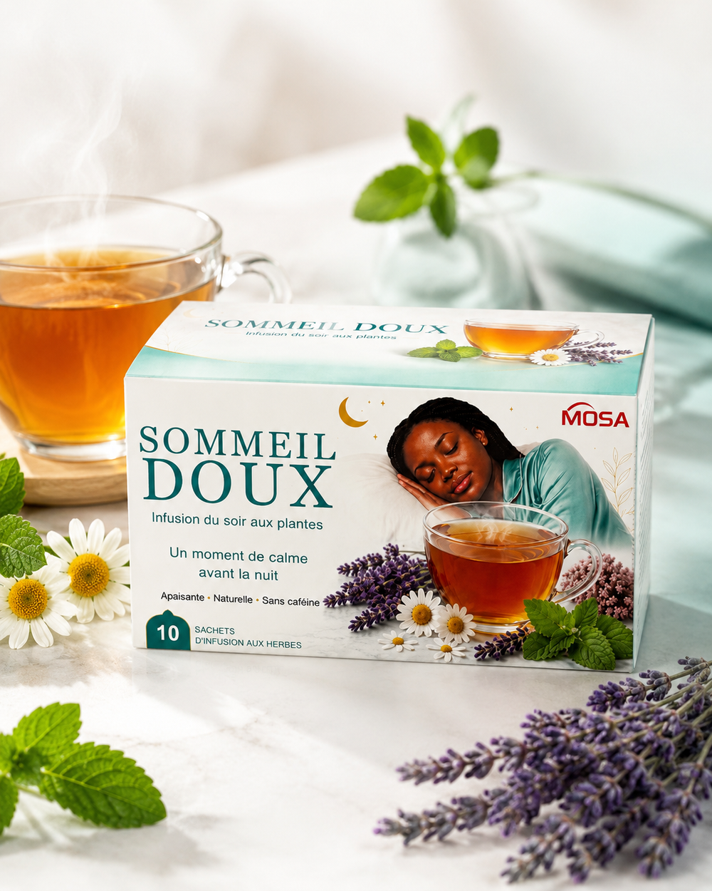 Boîte Sommeil Doux présentée avec une tasse d’infusion et des plantes